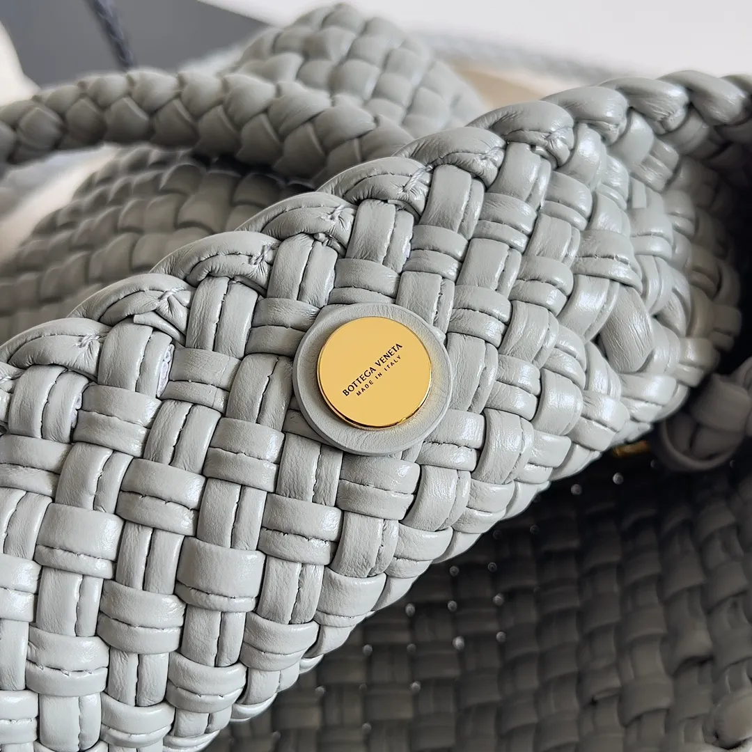 Batch 3760 BV collectible small woven handbags are really YYDS!! Bottega Veneta’s most classic small woven handbags are back! ! We use the highest quality leather with the highest craftsmanship❤️ to create the most expensive works. We have created the Intrecciato leather weaving process❤️ This unique traditional exclusive leather weaving method has not only become our logo but also reflects the time-consuming and labor-intensive craftsmanship of our products❤️ The new TOSCA handbag must be a selection worth collecting🆕 Style number: 776755 Size: 20*15.5*7cm